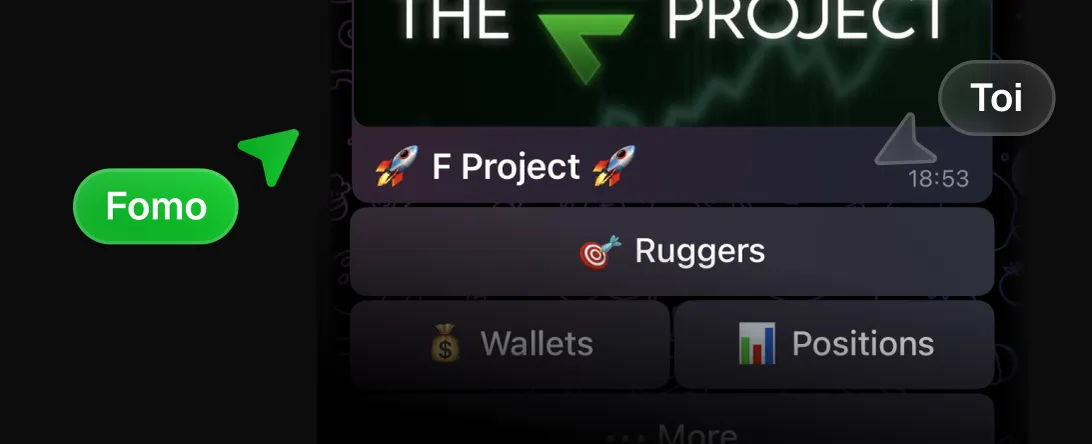 Le bot Telegram F Project ouvert sur son menu (Ruggers, Wallets, Positions), avec deux curseurs étiquetés « Toi » et « Fomo » qui pointent l’écran ensemble.